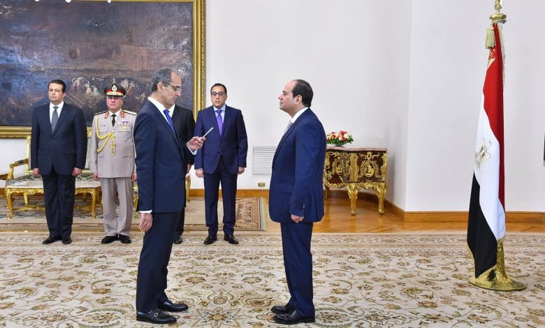 د.عمرو طلعت يؤدي اليمين الدستورية امام الرئيس السيسي