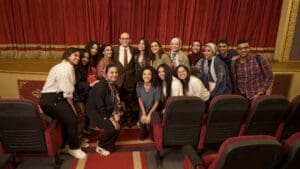 الفنان محمد صبحي يتوسط الطلبة