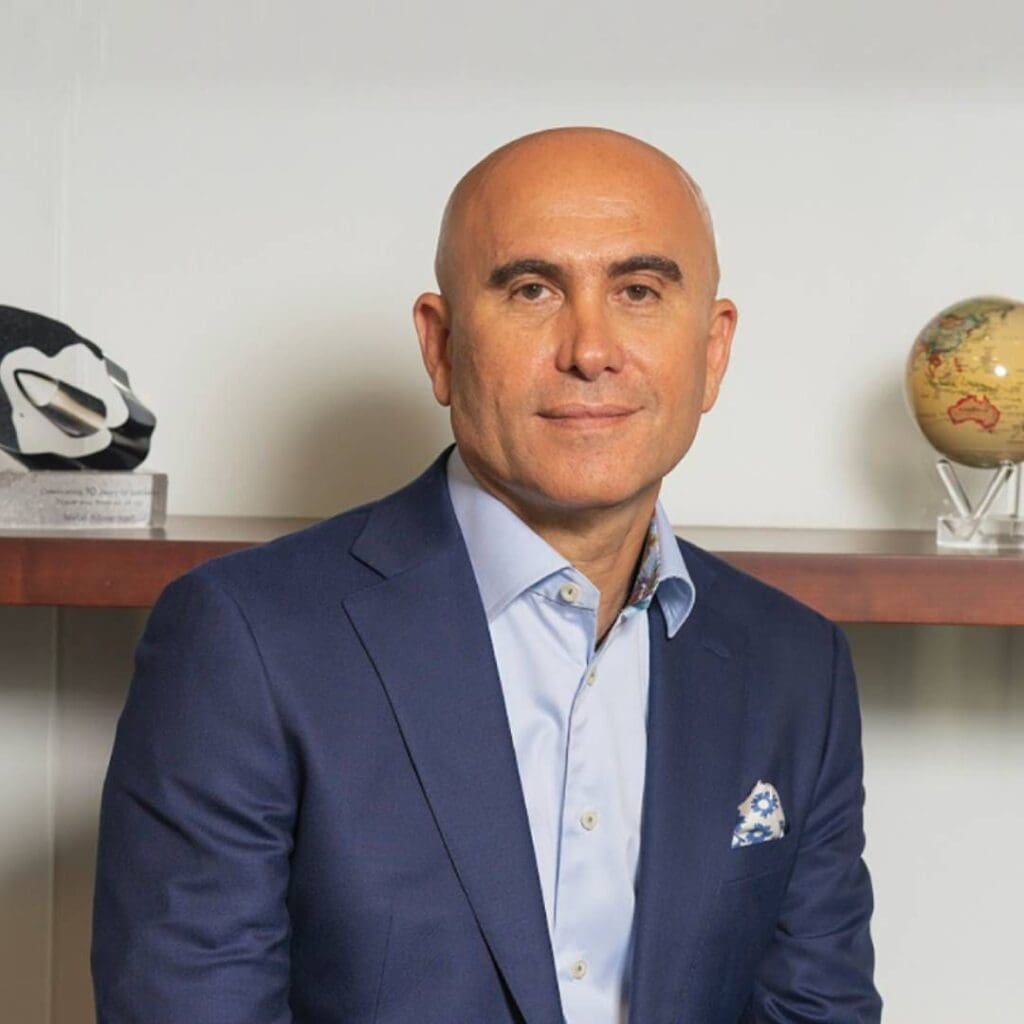 نضال أبو لطيف النائب الأول للرئيس والرئيس العالمي لقطاع المبيعات في أڤايا، ورئيس أڤايا العالمية