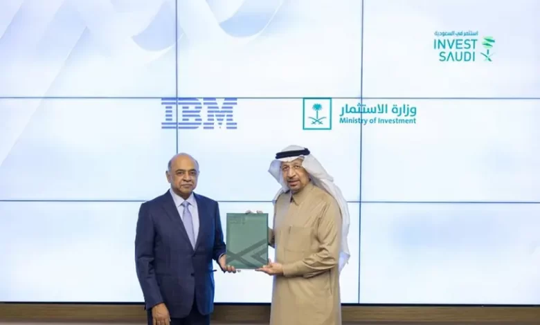 وزير الاستثمار السعودي خالد بن عبد العزيز الفالح، وأرفيند كريشنا، الرئيس والمدير التنفيذي لشركة IBM العالمية