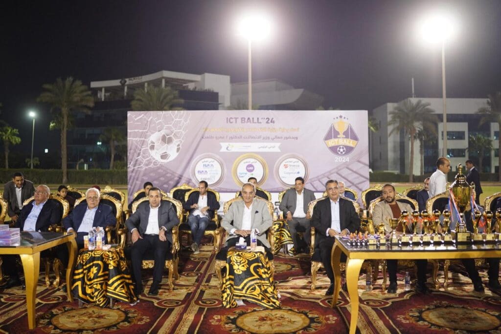 وزير الاتصالات يتوسط د.شريف فاروق و النائب أحمد بدوي