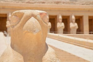 الصقر الموجود بالشرفة الوسطى