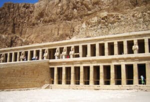 معبد حتشبسوت من الشرفة الوسطى