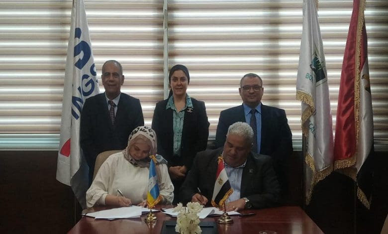 جانب من توقيع العقد