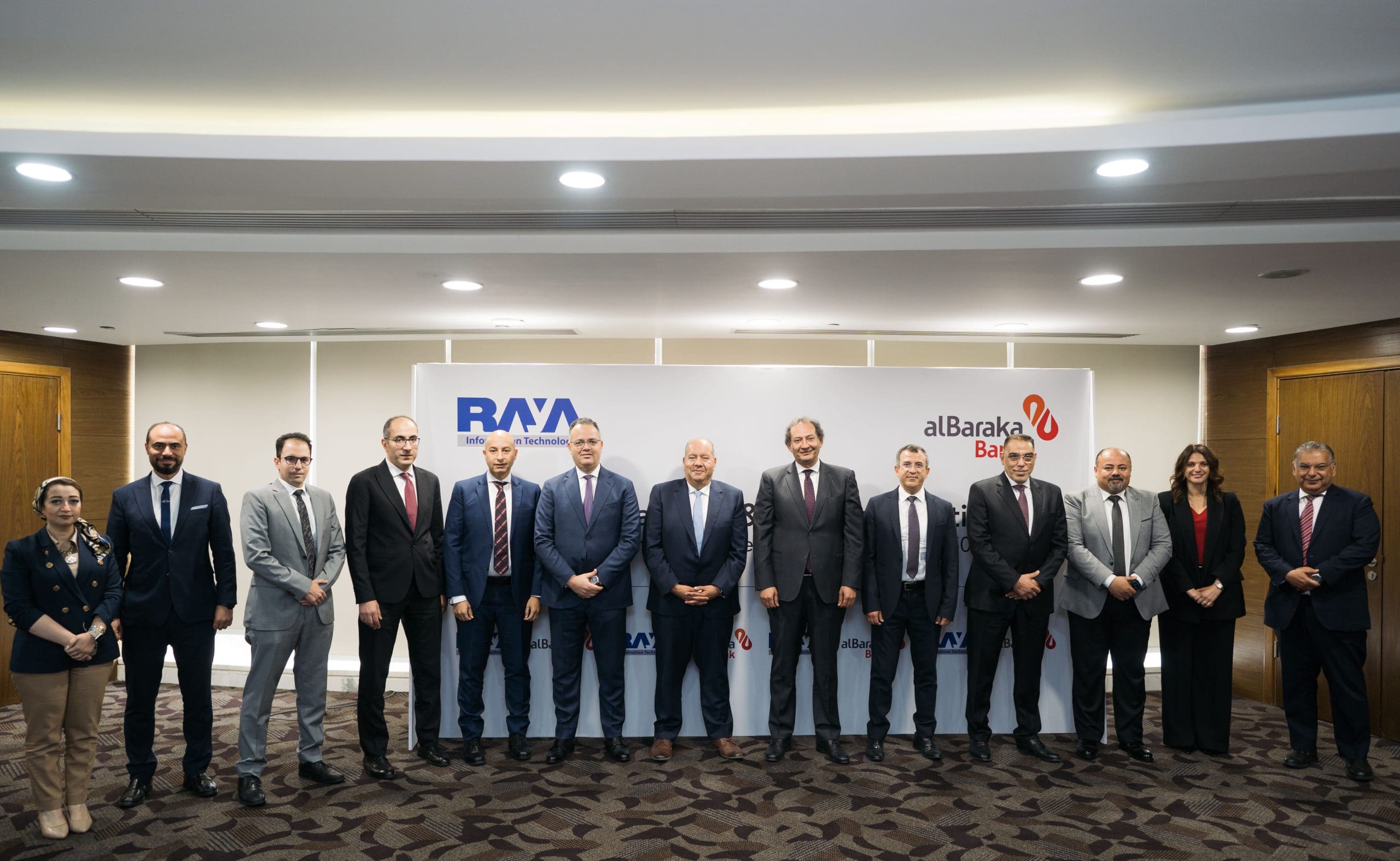 صورة جماعية بعد توقيع الاتفاقية