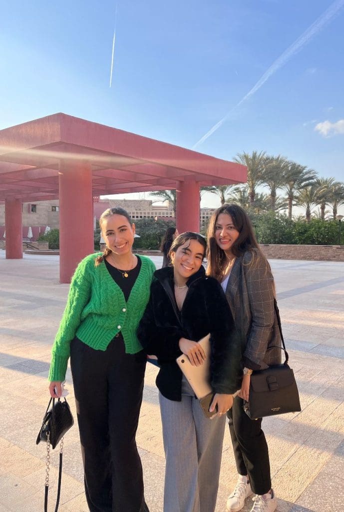 طالبات الجامعة الامريكية