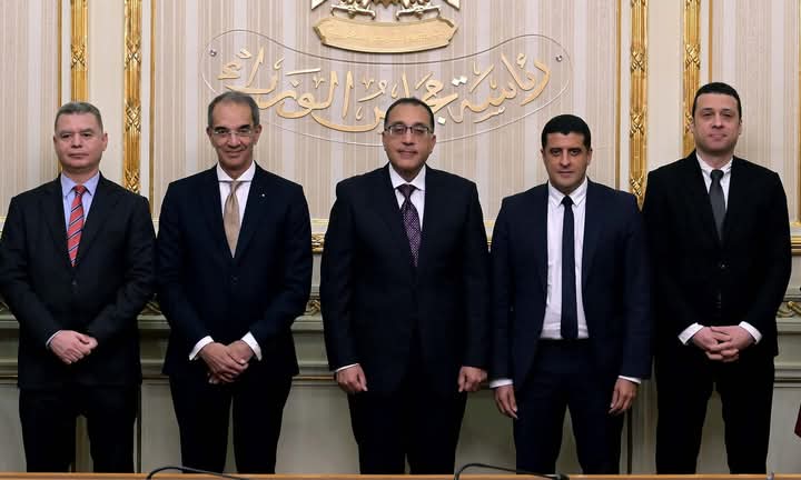 صورة جماعية تضم مصطفى مدبولي وعمرو طلعت واحمد الظاهر ونور الدين بيهمان واحمد الحراني